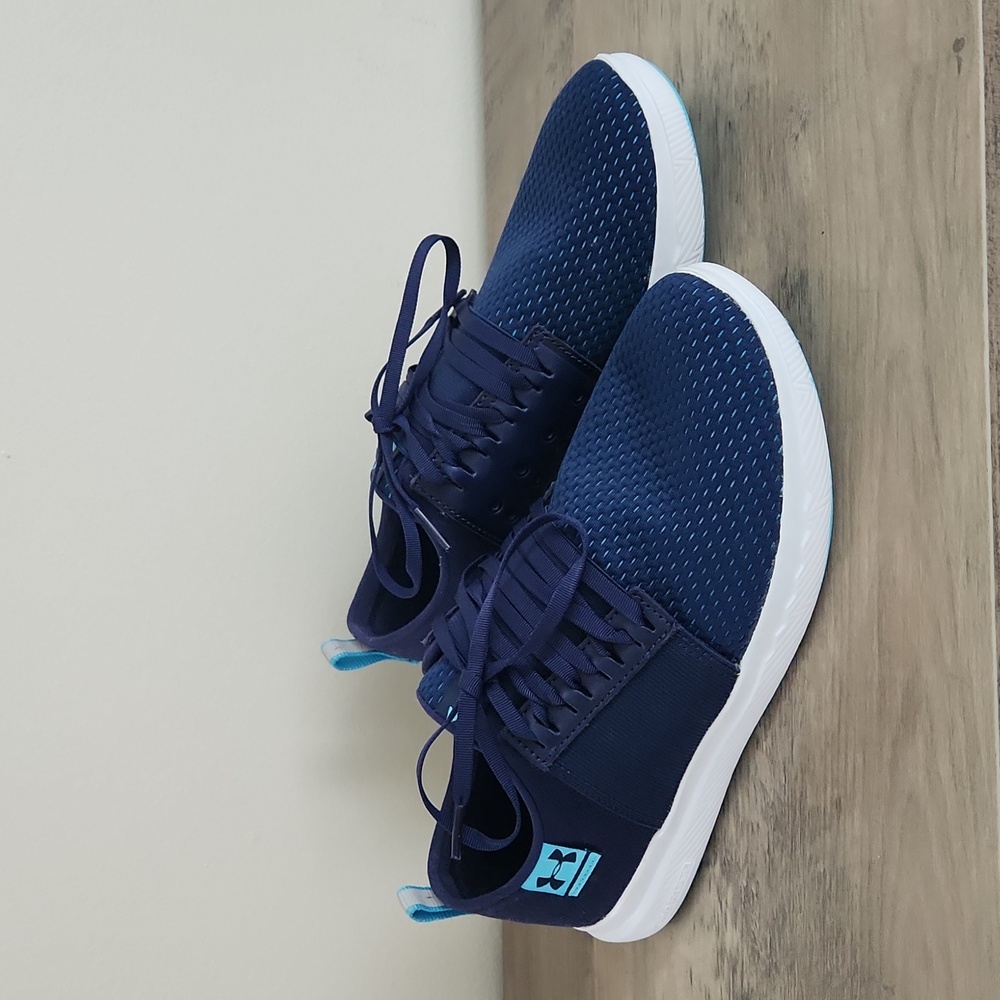 Under Armour 24/7 Charged Blue Sneaker, size 9